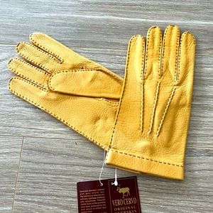 Men’s Italian gloves made of deerskin.
